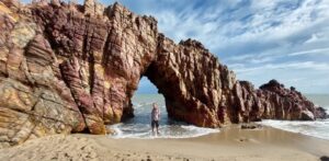 passeios-e-turismo-em-jericoacoara-pedra-furada